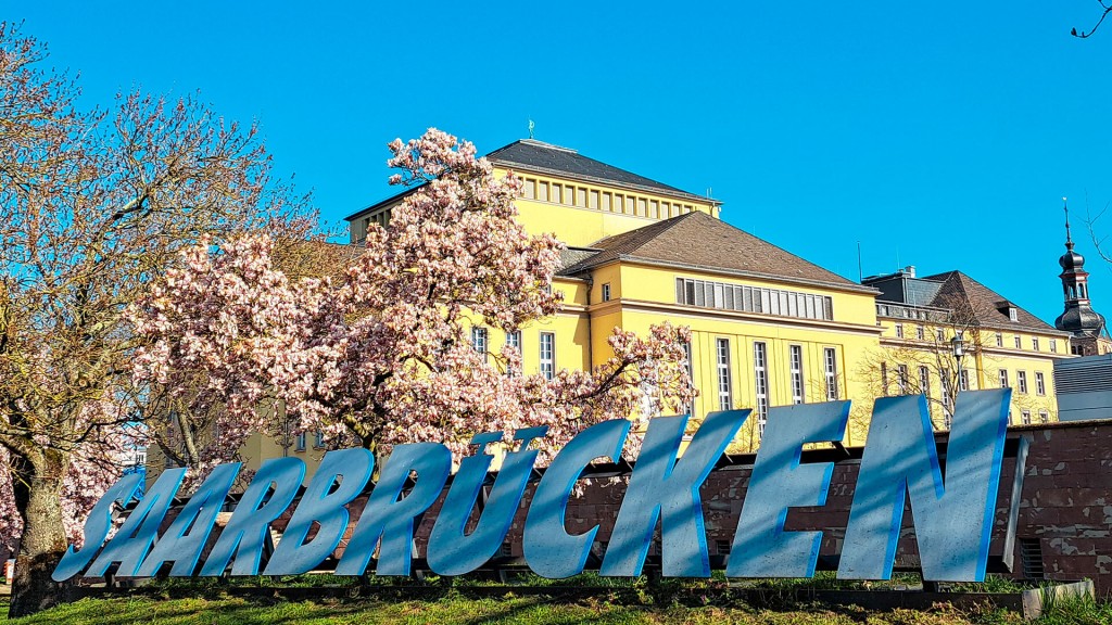 Frühjahrssonne am Saarbrücker Staattheater