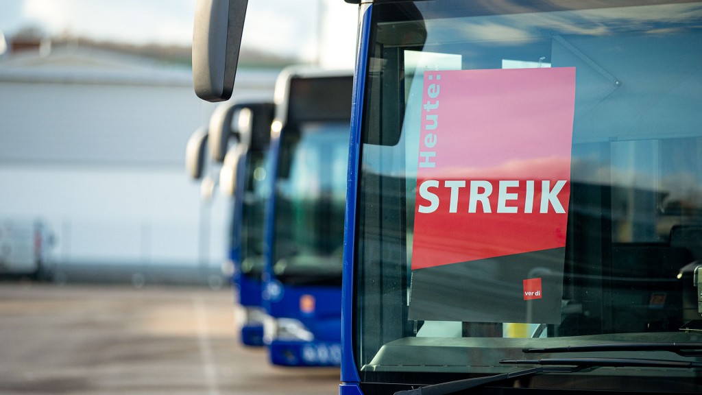 In einem Bus der Saarbahn GmbH hängt ein Schild mit der Aufschrift «Heute: Streik»