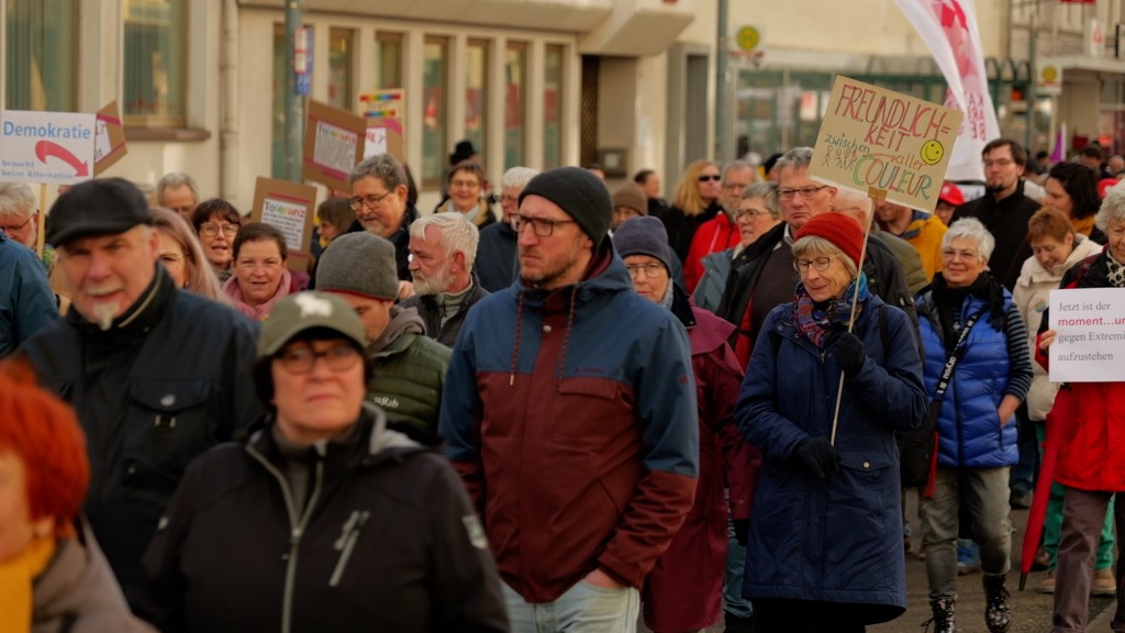 Menschen demonstrieren in Neunkirchen gegen Rechtsextremimus.