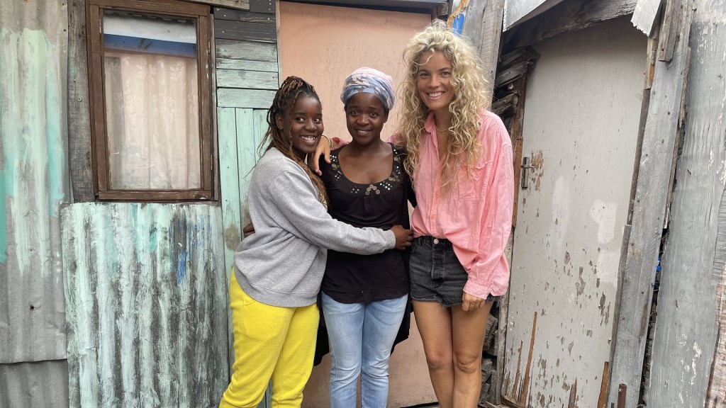 Marie Christen (r.) aus Saarbrücken mit Lehrerin Elisabeth (m.) in Südafrika