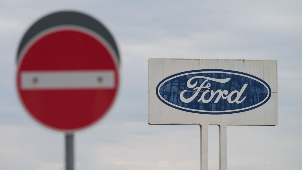Foto: Das große Logo von Ford, das auf dem Parkplatz des Werks Saarlouis steht, mit einem Durchfahrt Verboten Schild davor.