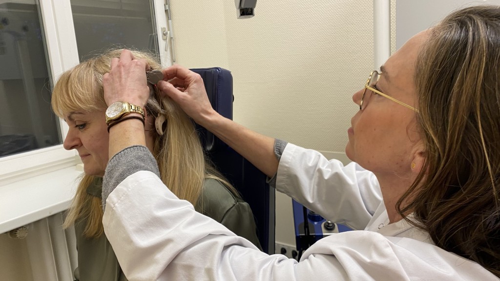 Oberärztin Jeanette Lehmann überprüft den Sitz des Transponders beim Cochlea-Implantat von Beate Ruffing.