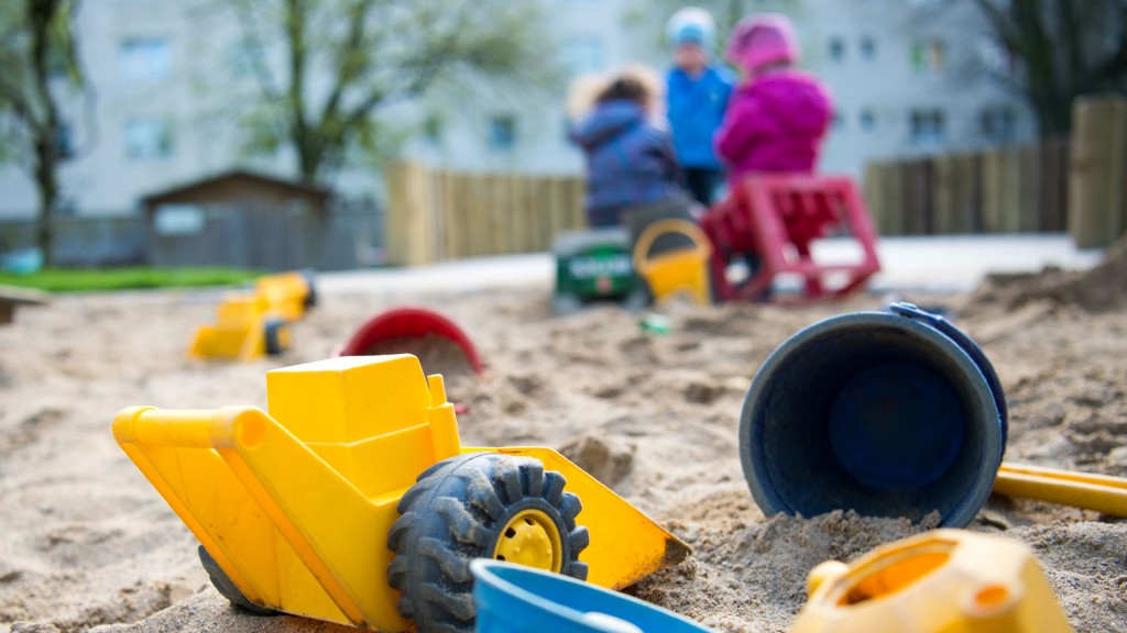 Spielzeug liegt in einem Sandkasten