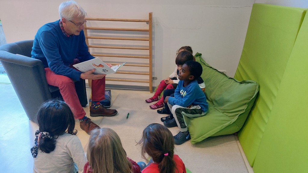 Vorlesepate liest Kindern vor