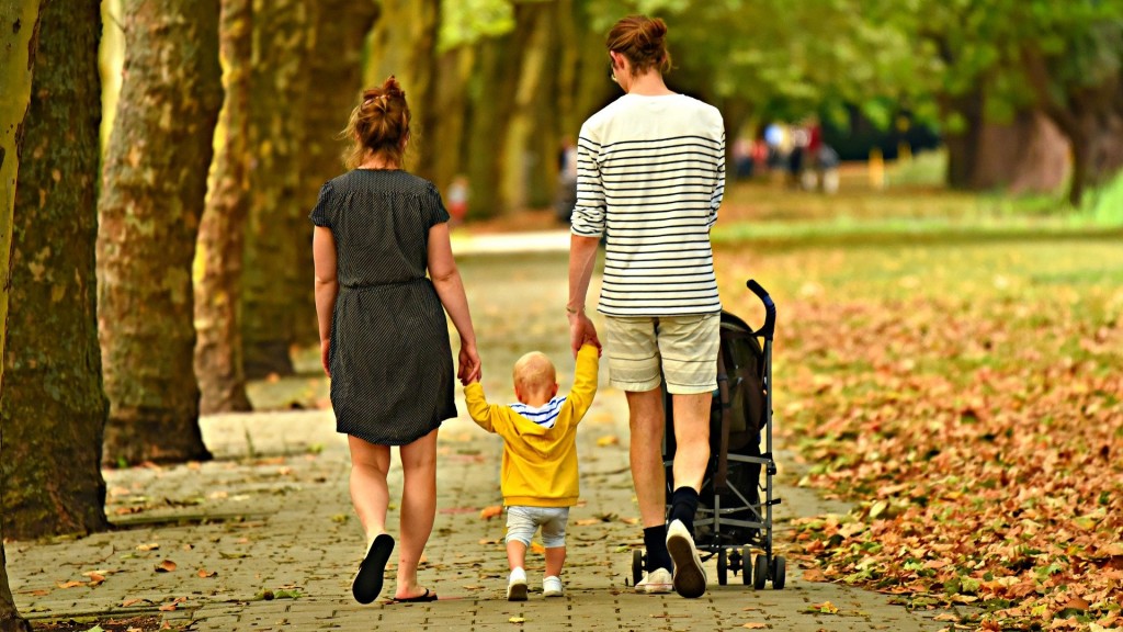 Eine Familie geht spazieren