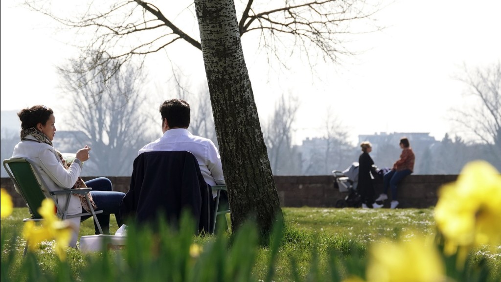 Menschen genießen das warme und sonnige Frühlingswetter in einem Park
