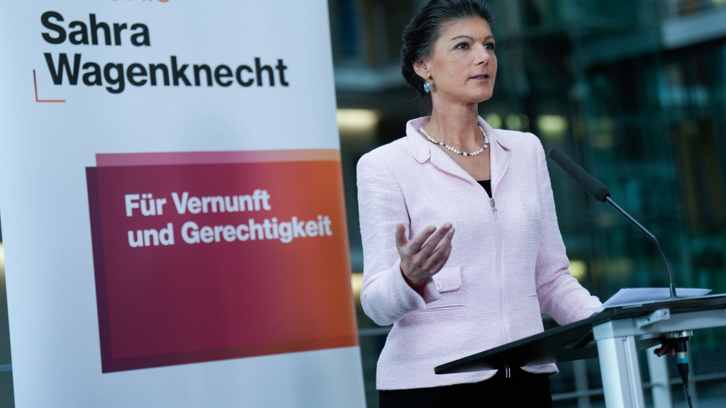 Foto: Sahra Wagenknecht bei einer Pressekonferenz am Rednerpult.