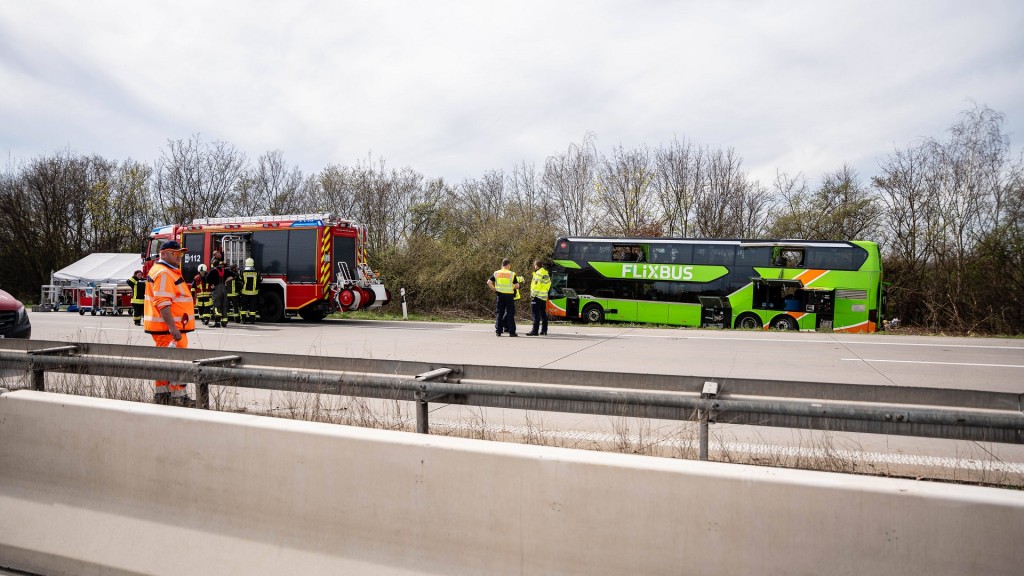 Schweres Busunglück auf der Autobahn bei Leipzig.