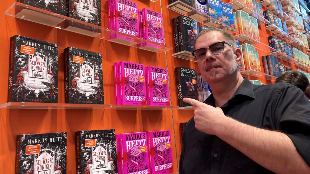 Markus Heitz vor Bücherwand