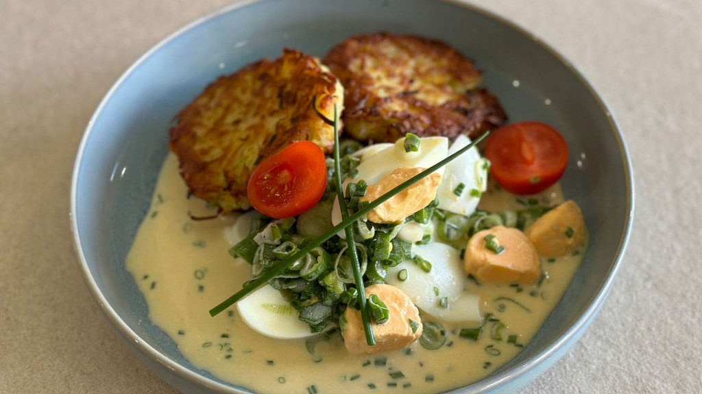 Schnittlauch-Eier-Salat mit herzhaften Bratkartoffeln