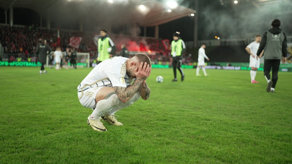 Nach der FCS-Niederlage im DFB-Pokal-Halbfinale. Enttäuschter Spieler Calogero Rizzuto kniet auf dem Rasen.