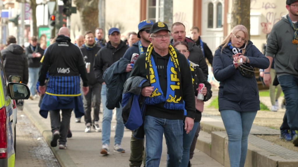 FCS-Fans ziehen durch die Saarbrücker Innenstadt