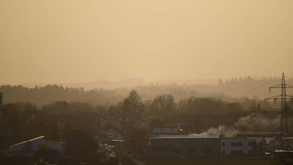 Saharastaub verfärbt den Himmel gelb-rötlich