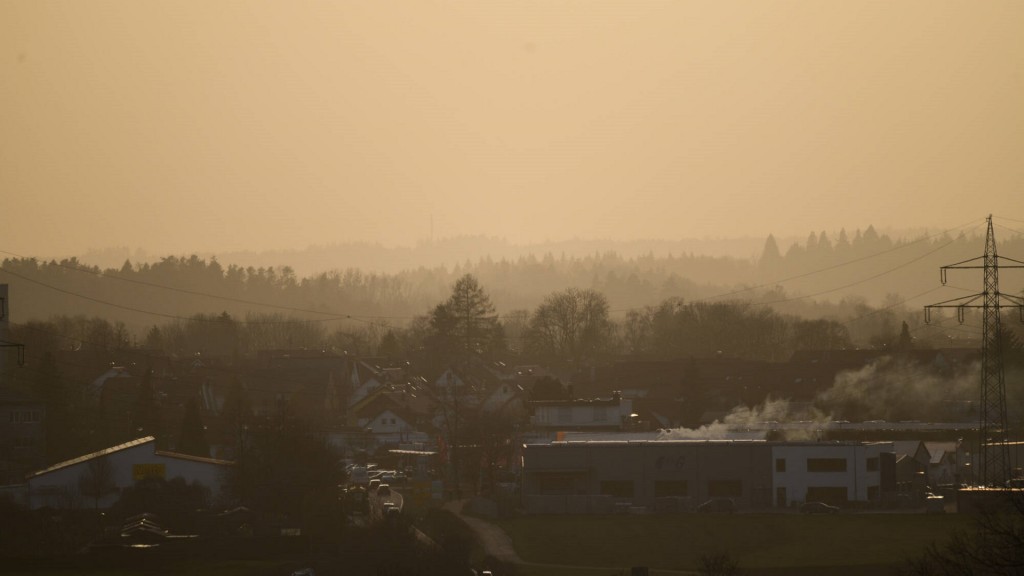 Saharastaub verfärbt den Himmel gelb-rötlich