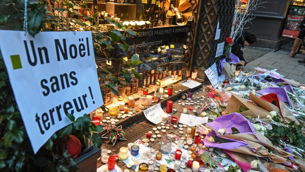 Blumen, Kerzen und Trauerkarten liegen nahe am Straßburger Münster nach dem Terroranschlag auf den Weihnachtsmarkt.