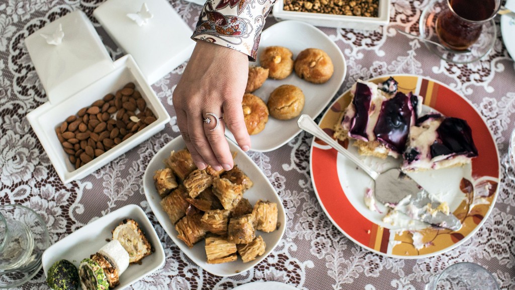 Tee und besondere Süßigkeiten zum Zuckerfest