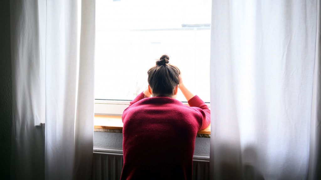 Junge Frau sitzt am Fenster