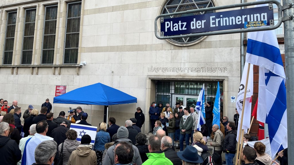 Mahnwache an der Synagoge in SB