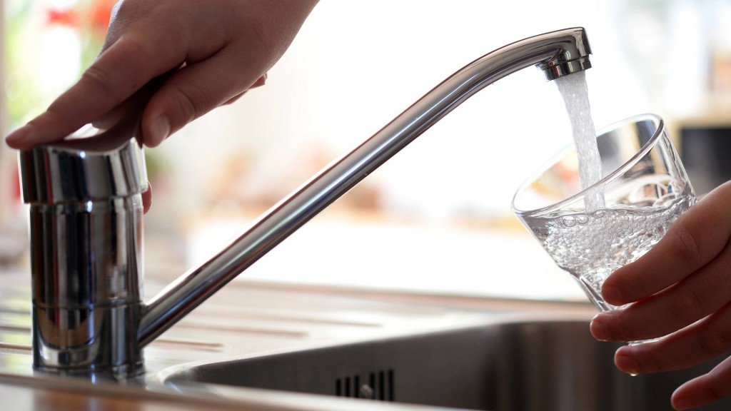 Leitungswasser fließt aus einem Wasserhahn