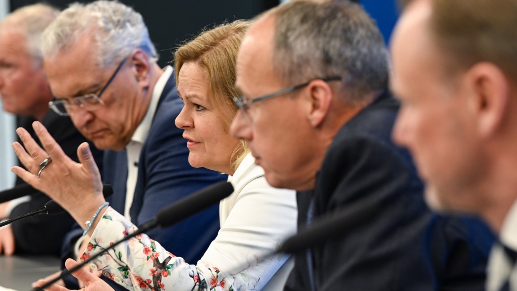Bayerns Innenminister Joachim Herrmann, Bundesinnenministerin Nancy Faeser und Hessens Innenminister Peter Beuth bei einer PK nach der Sportministerkonferenz im Mai 2023.