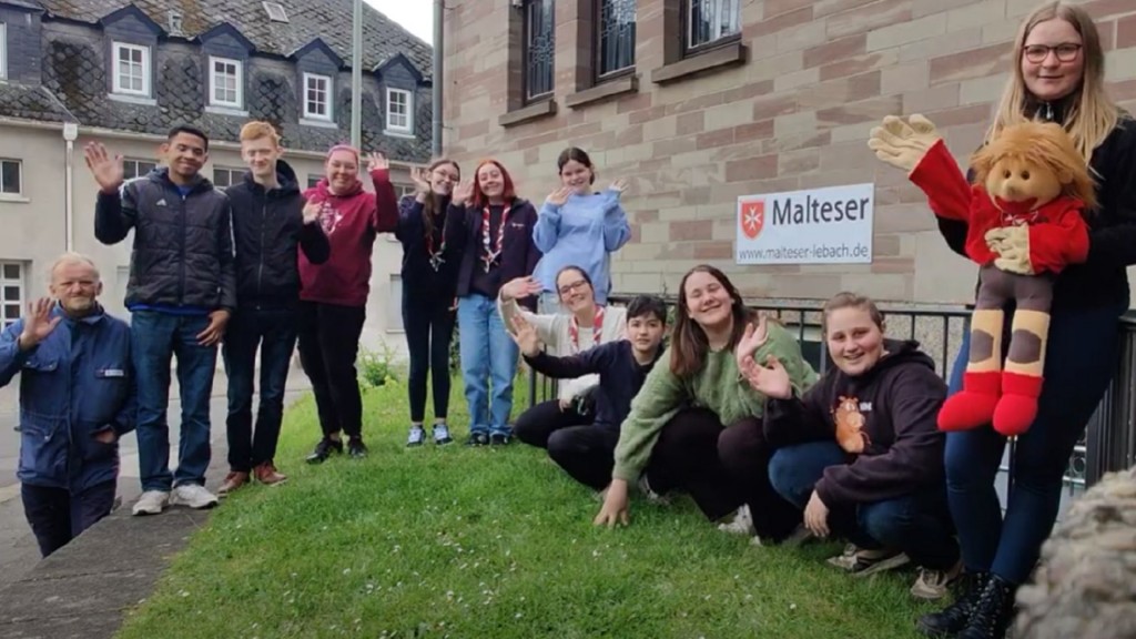 Helfer der Malteser bei der Vorbereitung der Feier in Lebach