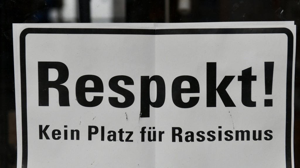 Symbolbild Thema Rassismus: Ein Schild mit der Aufschrift 