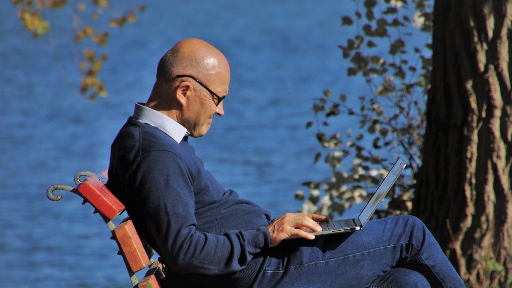 Ein älterer Mann sitzt am Laptop