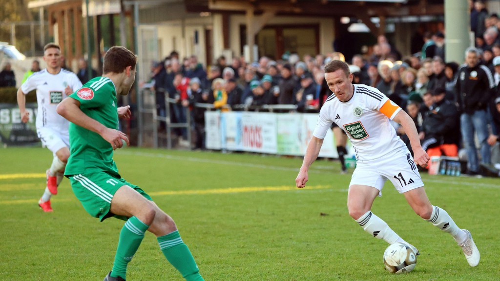 Foto: Luca Cavelius (FV Schwalbach) gegen Markus Mendler (FC 08 Homburg)