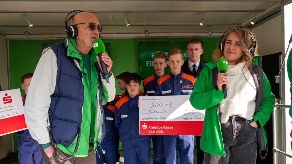 Ein Scheck für die Jugend der Feuerwehr 