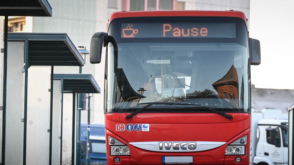 Ein leerer Bus steht auf dem Bushof mit der Anzeige 