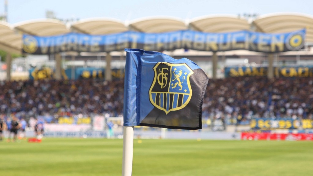 Foto: Eckfahne mit Wappen des 1. FC Saarbrücken im Ludwigsparkstadion Saarbrücken