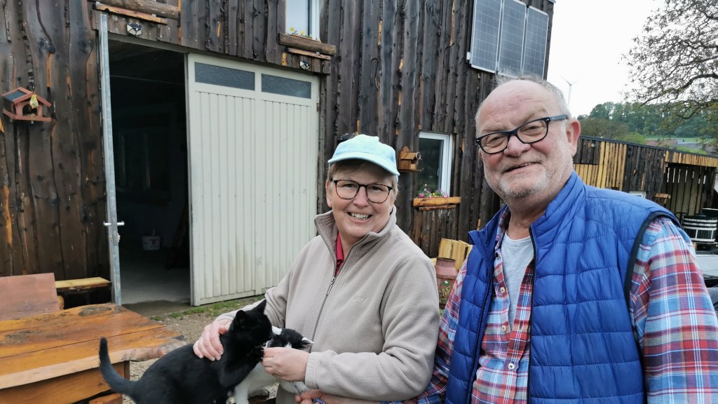 Christa und Berthold Kütten auf ihrem Hof