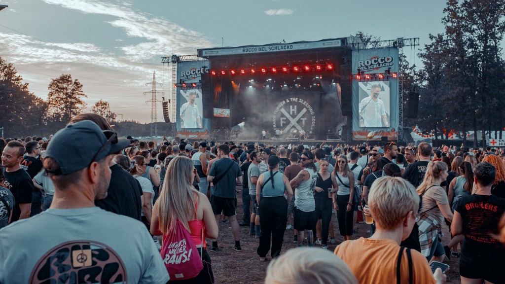 Fans feiern den Auftritt einer Band beim Rocco del Schlacko