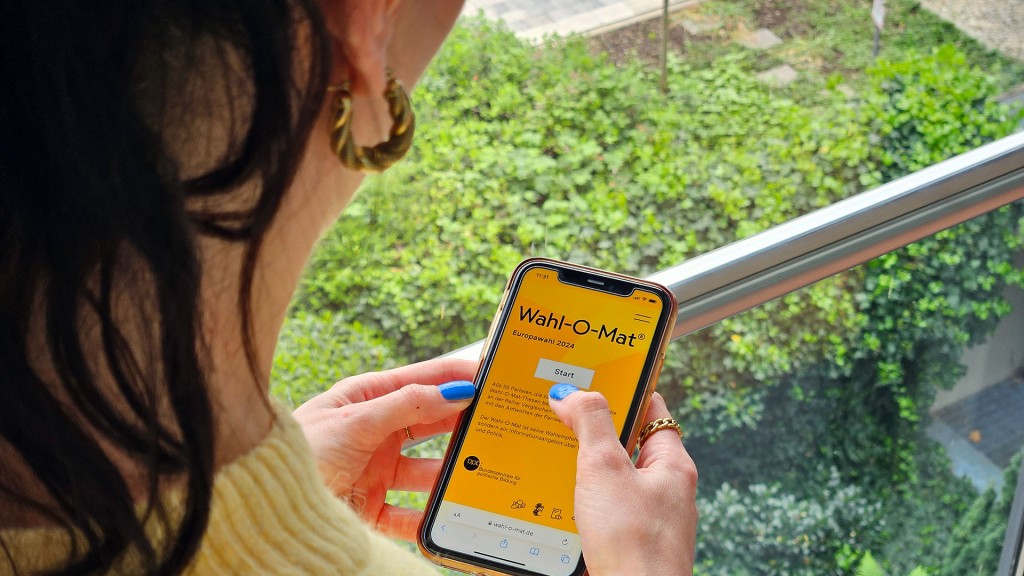 Startseite des „Wahl-O-Mat 2024“ auf einem Smartphone-Display