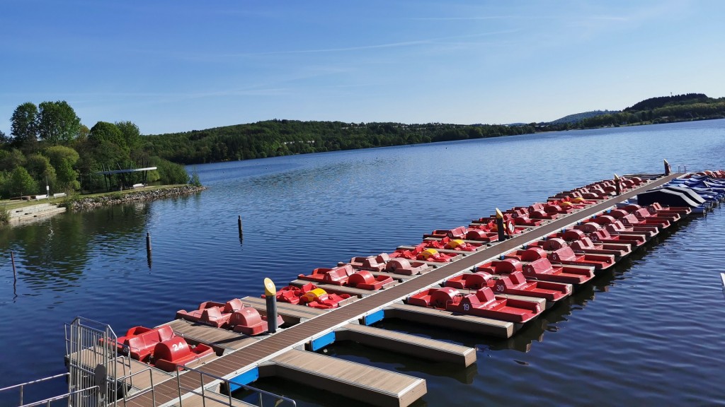 Tretboote liegen bei Sonnenschein am Bostalsee