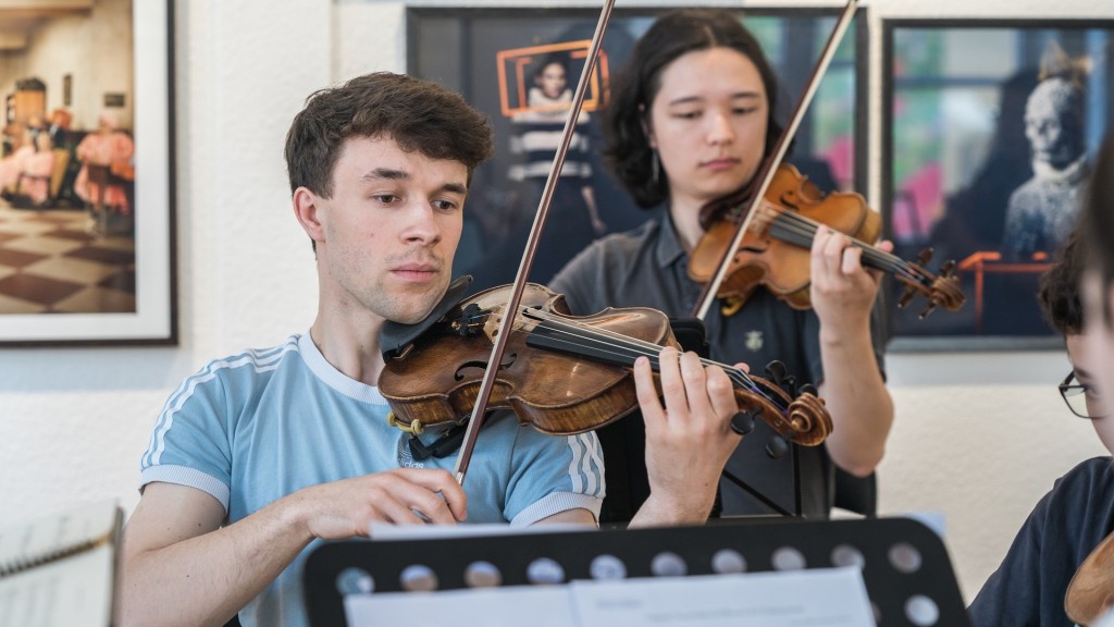 Junge Musizierende bei einem Orchesterprojekt