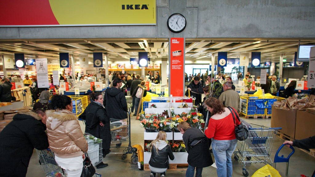 Foto: Menschen stehen Schlange im Kassenbereich von IKEA