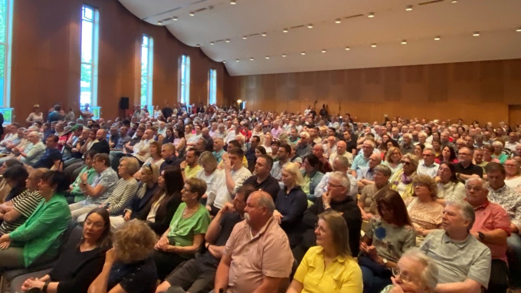 Publikum bei der Podiumsdiskussion in Saarlouis