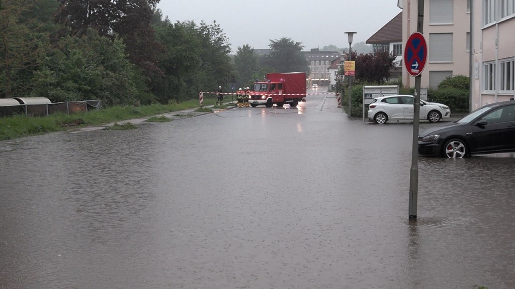 Die Feuerwehr hat in St. Wendel eine überflutete Straße abgesperrt
