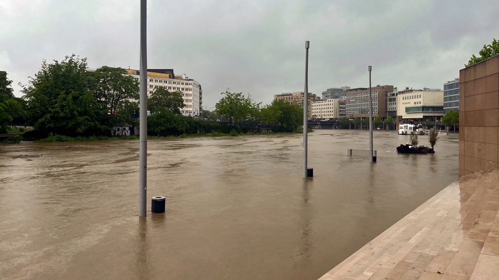 Die Saar tritt über ihre Ufer und überspült die untere Berliner Promenade in der Saarbrücker Innenstadt