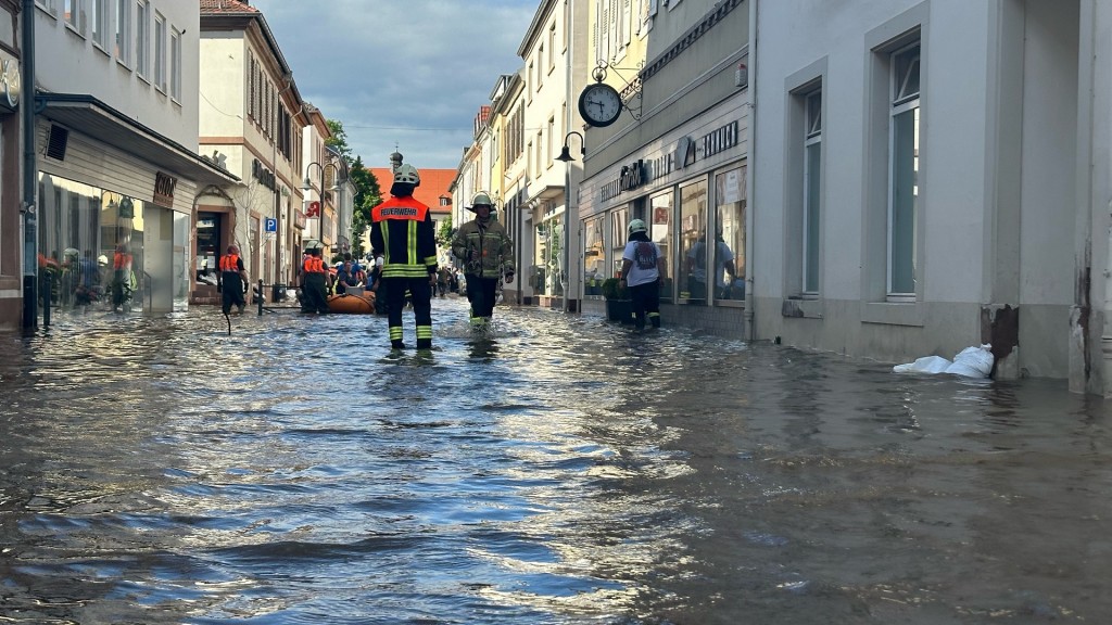 In der Innenstadt von Blieskastel drückt sich das Wasser inzwischen durch die Kanalisation. 