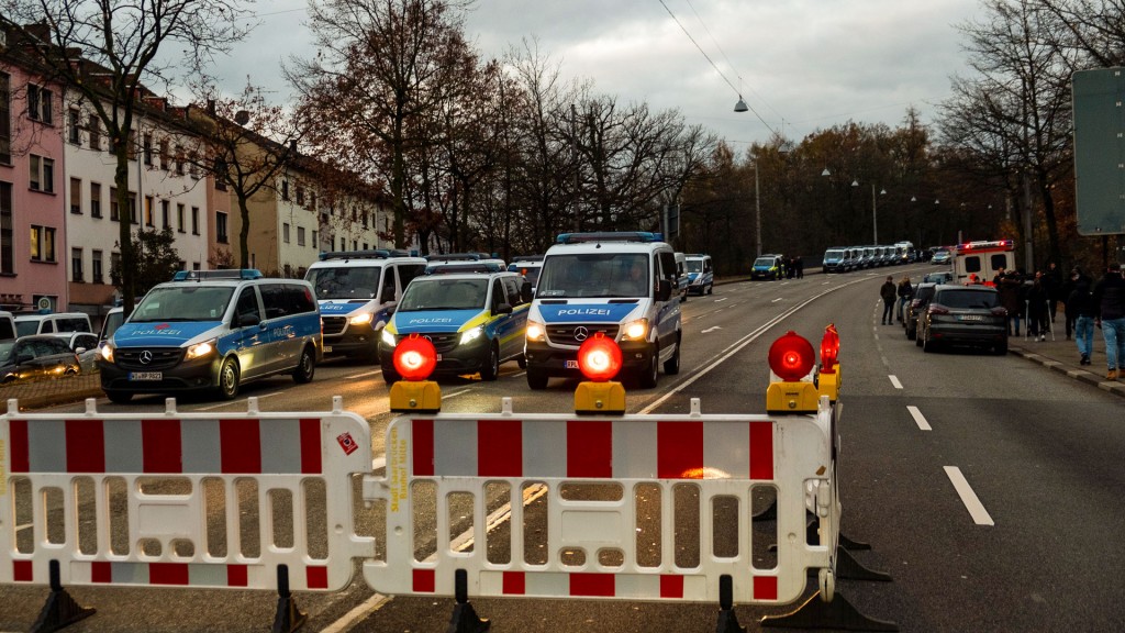 Foto: Polizeiabsperrung der Camphauser Straße zum Ludwigsparkstadion