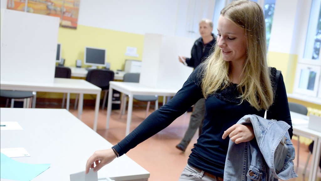 Eine jugendliche Person wählt 