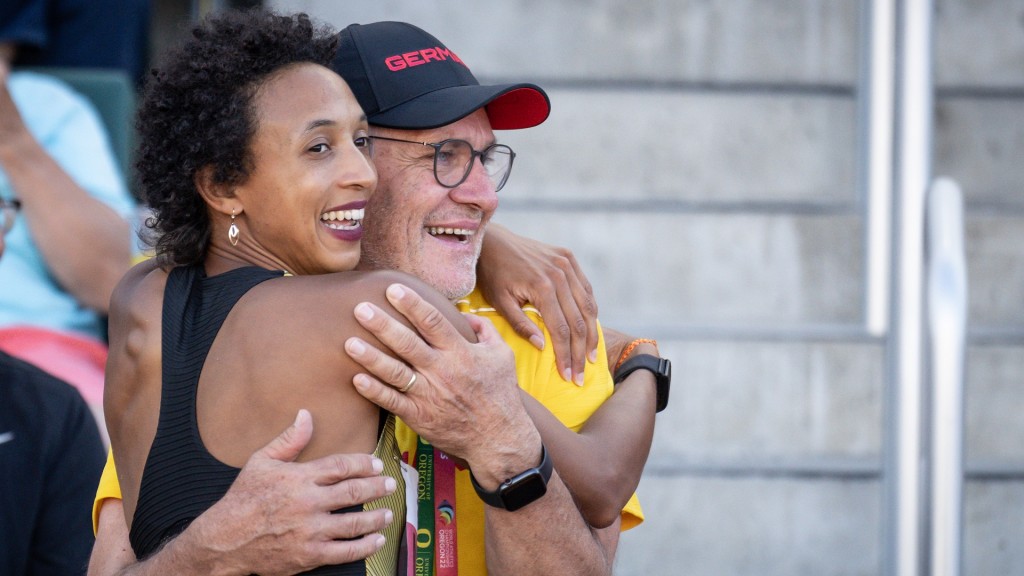 Weitspringerin Malaika Mihambo umarmt  ihren Trainer Ulli Knapp.