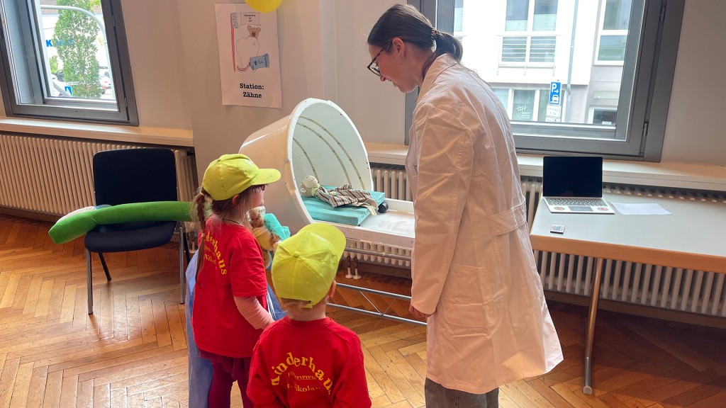 Zwei Kinder in der Teddyklinik
