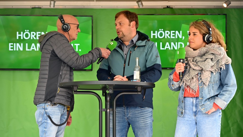 SR Reporter Thomas Gerber, Bürgermeister Volker Weber, SR-Reporterin Simin Sadeghi