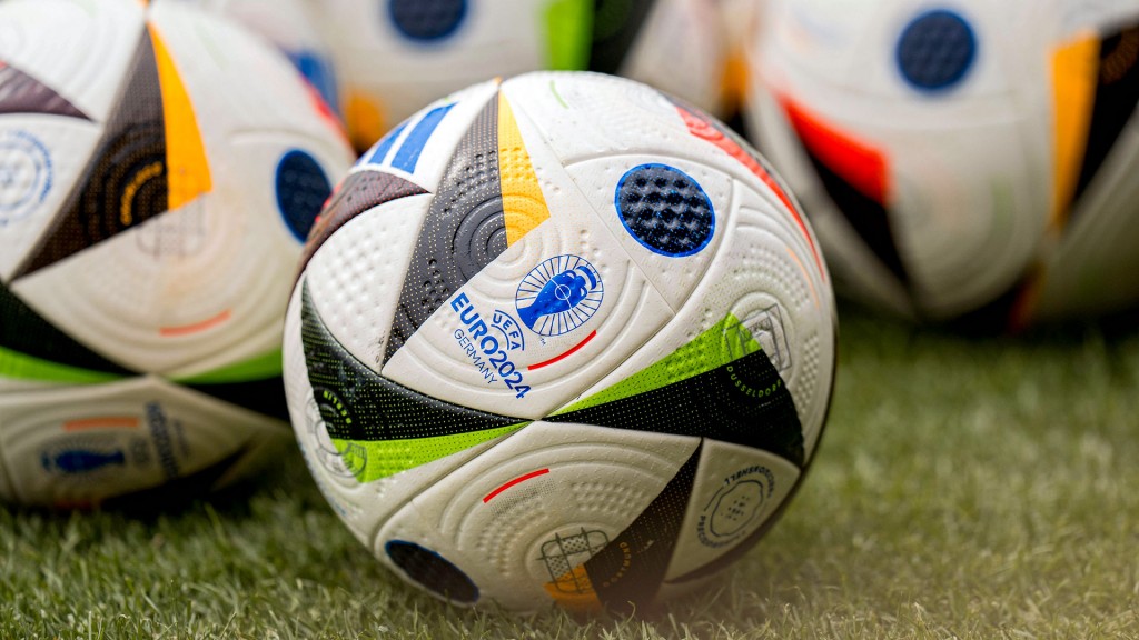 Spielbälle der Fußball-Europameisterschaft 2024 liegen auf dem Rasen