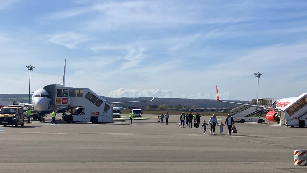 Passagiere auf dem Rollfeld des Saarbrücker Flughafens 
