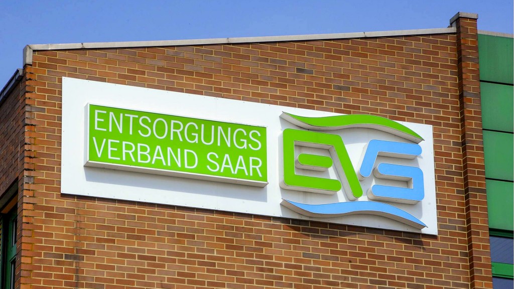 Logo am Gebäude des Entsorgungsverband Saar (EVS)