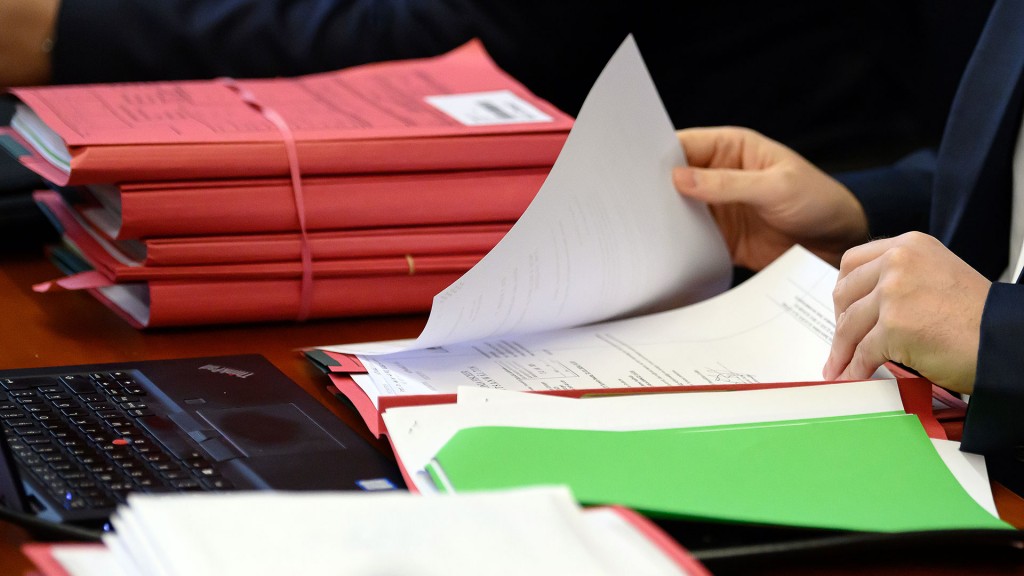 Zahlreiche Aktenmappen werden durchgesehen